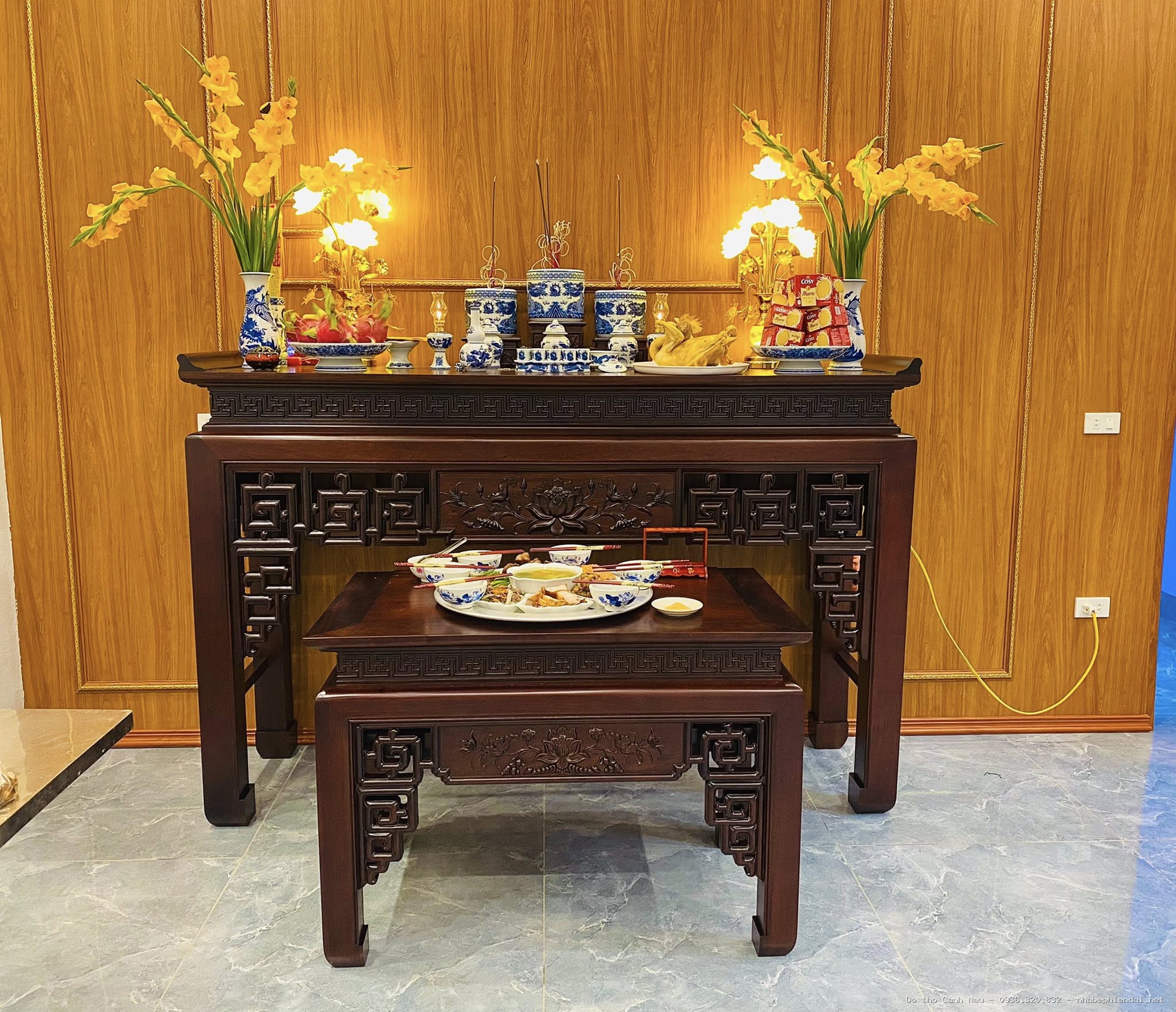 Bàn thờ hiện đại chạm sen gỗ gõ đỏ - Kho bàn thờ hiện đại